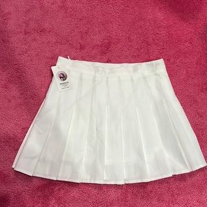 NWT White Pleated Skirt with shorts. Size Medium